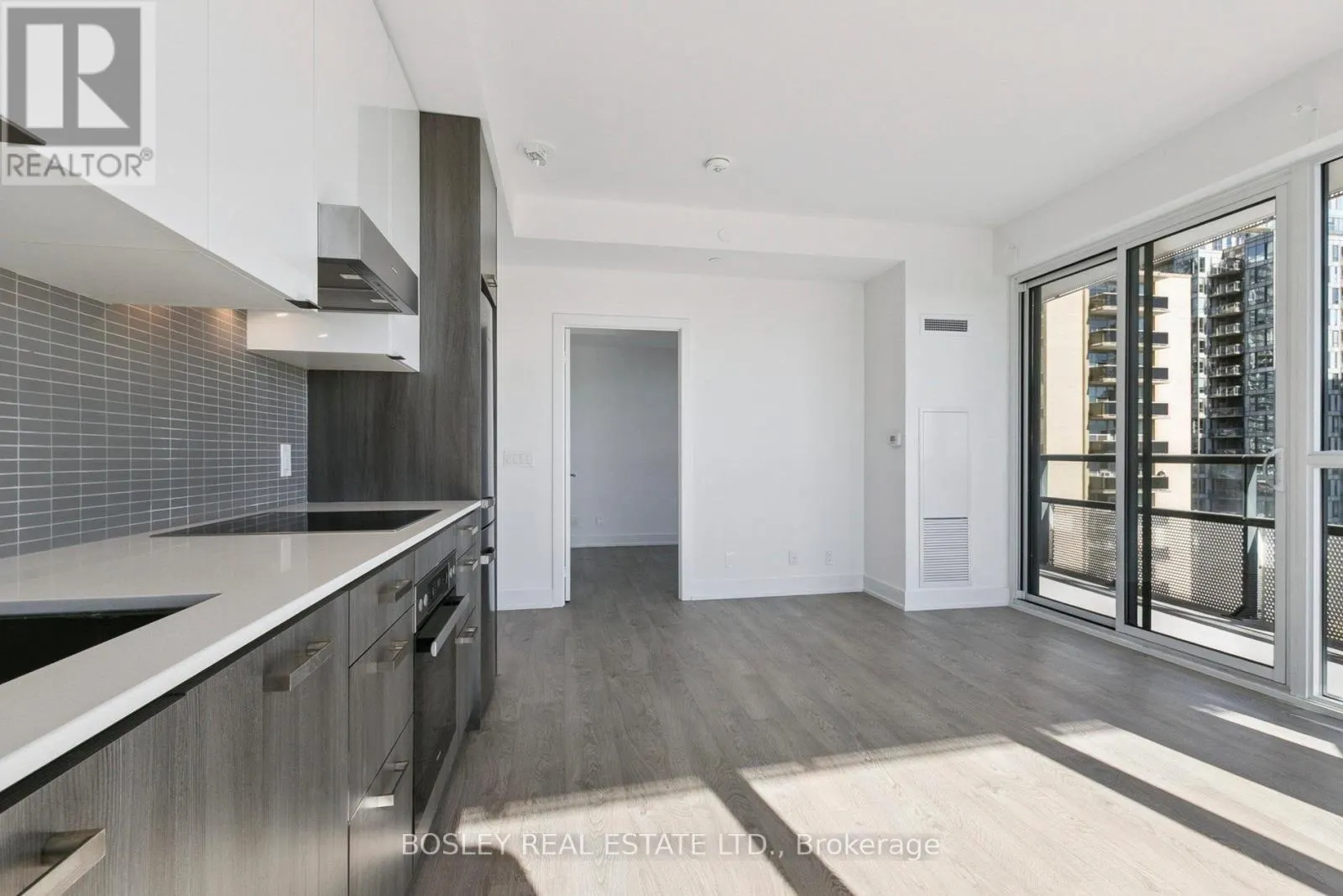 902 - 11 LILLIAN STREET