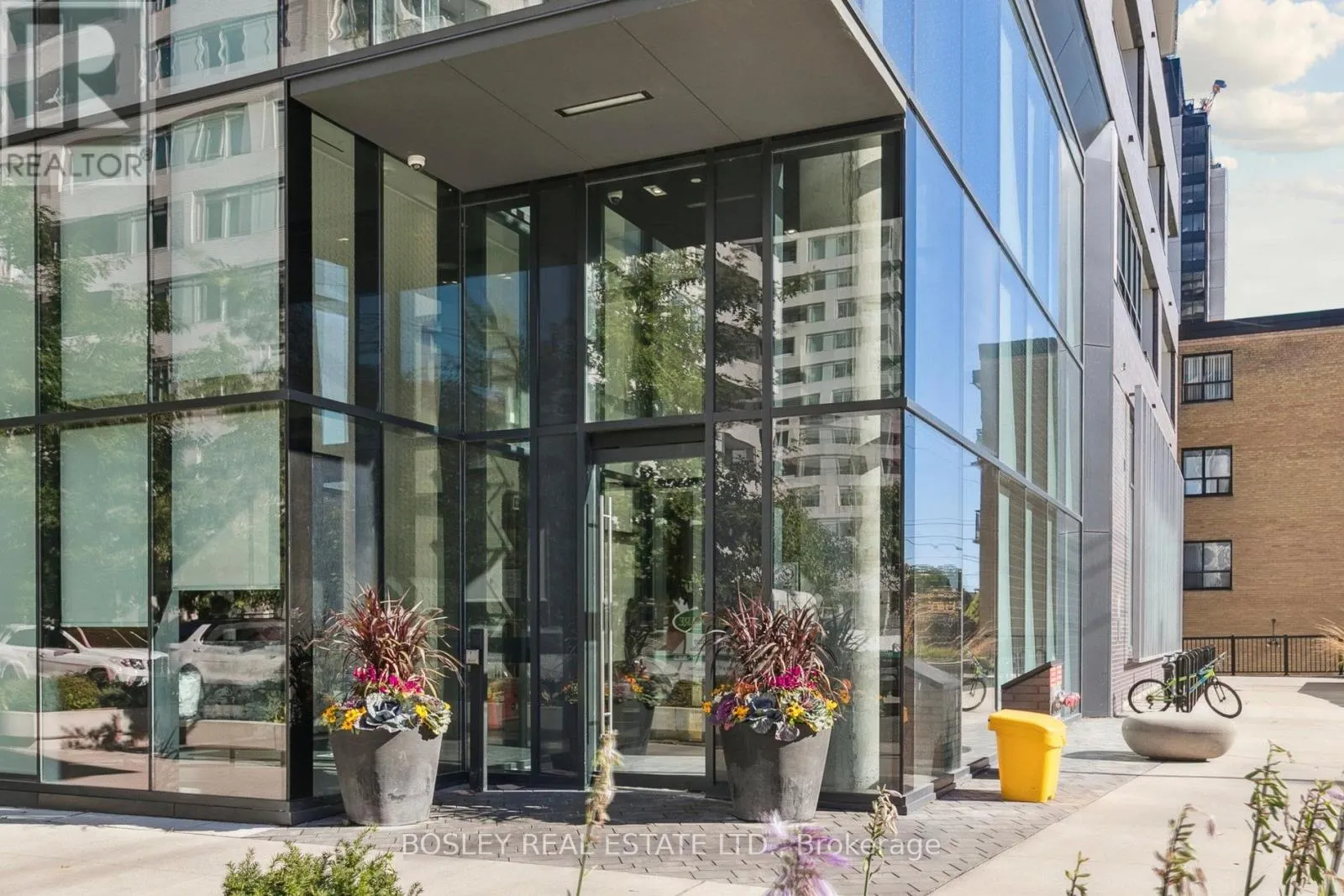 902 - 11 LILLIAN STREET