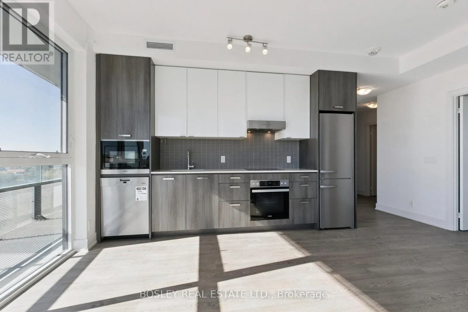 902 - 11 LILLIAN STREET