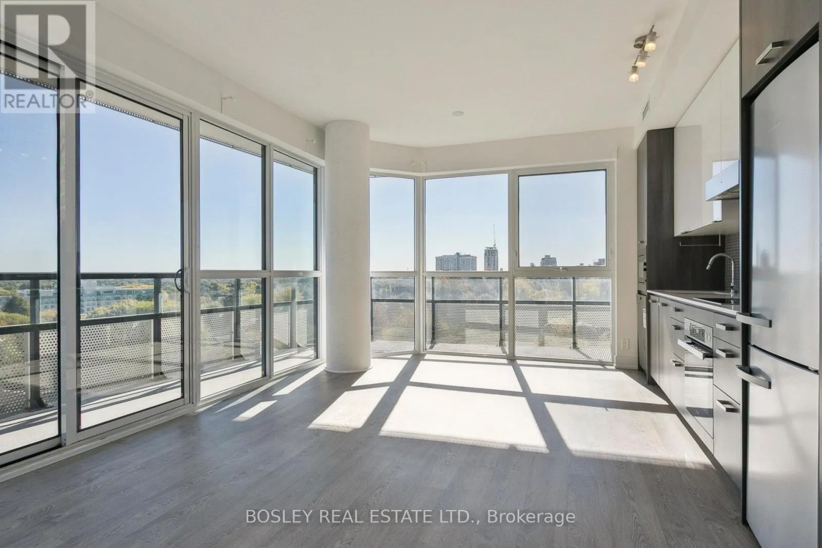 902 - 11 LILLIAN STREET