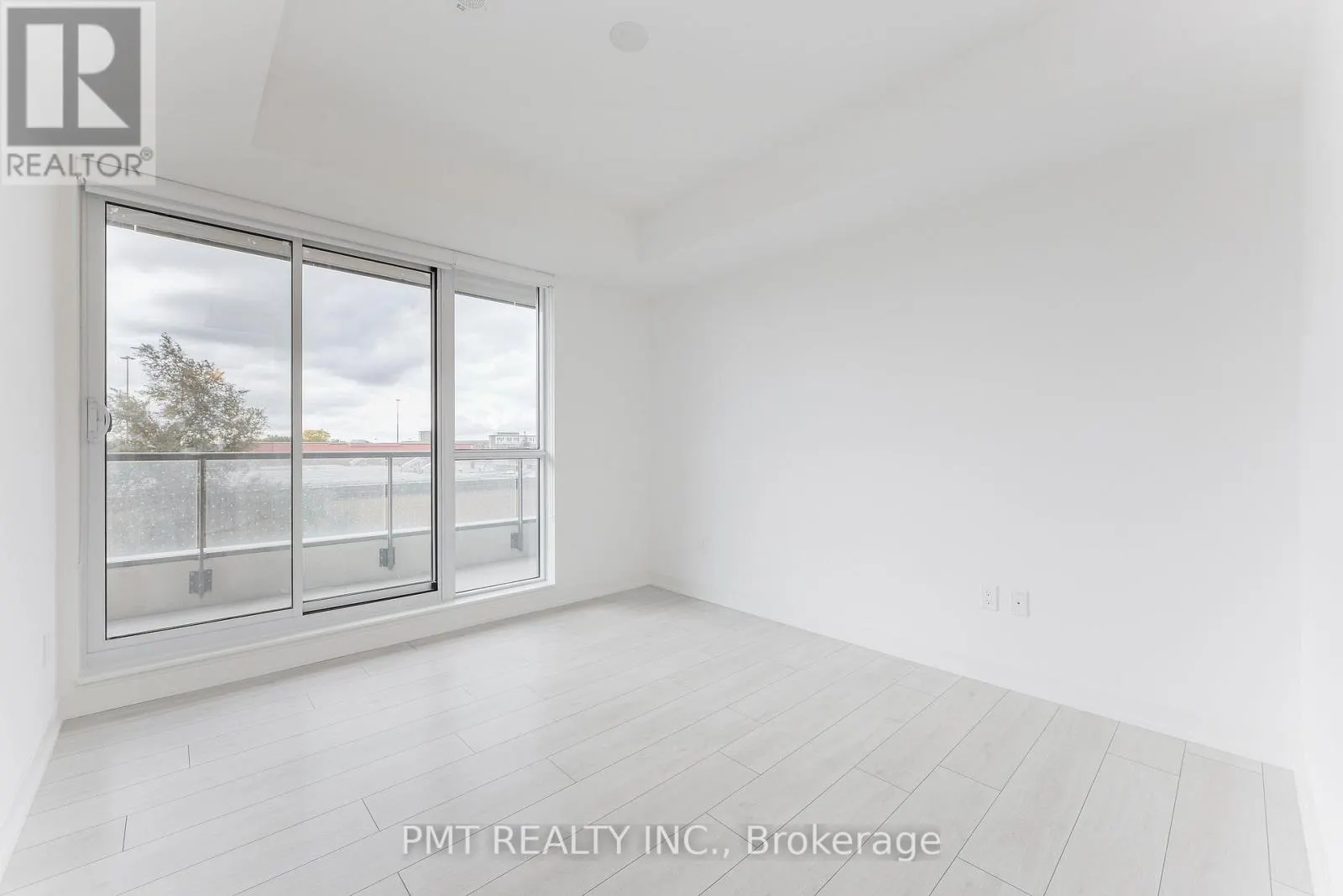 301 - 31 TIPPETT ROAD