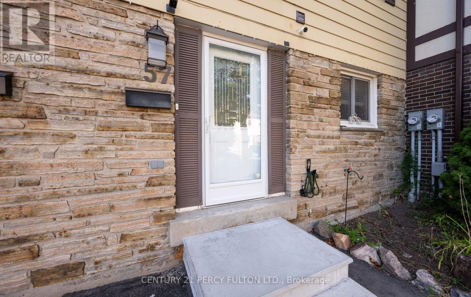 111 - 57 GOLDEN APPLEWAY