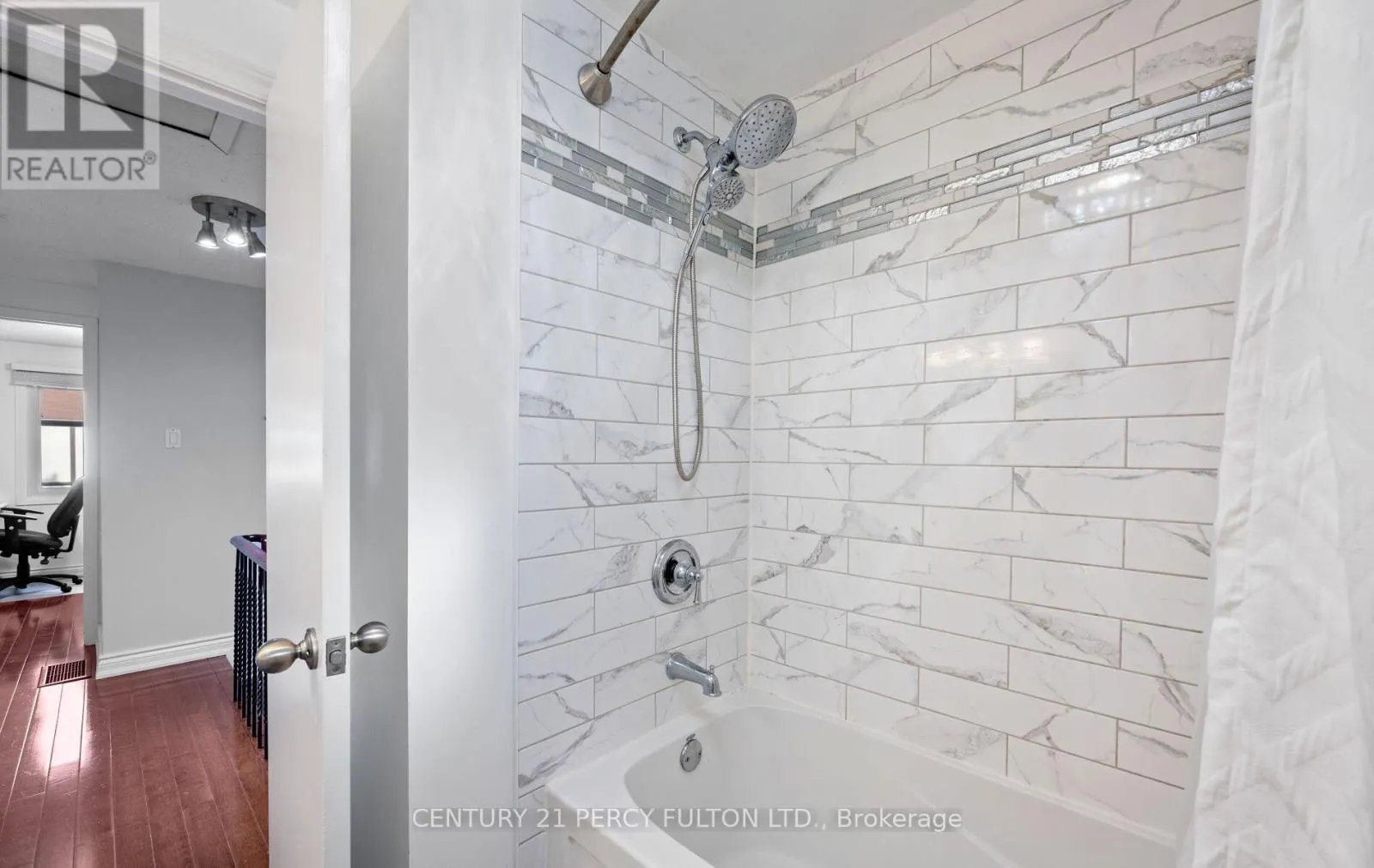 111 - 57 GOLDEN APPLEWAY