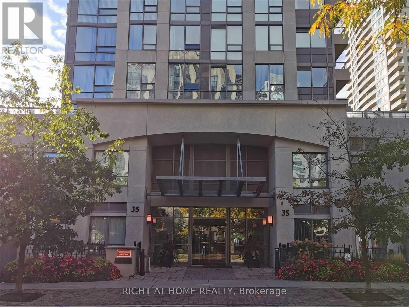 PH215 - 35 HOLLYWOOD AVENUE