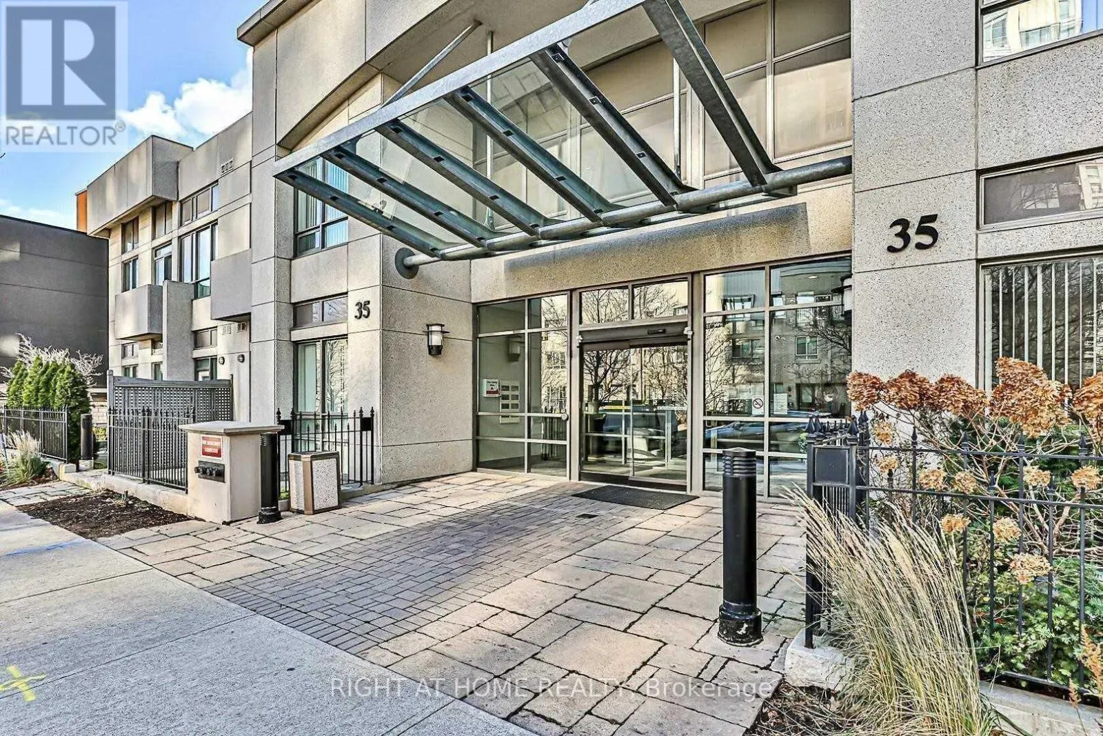 PH215 - 35 HOLLYWOOD AVENUE