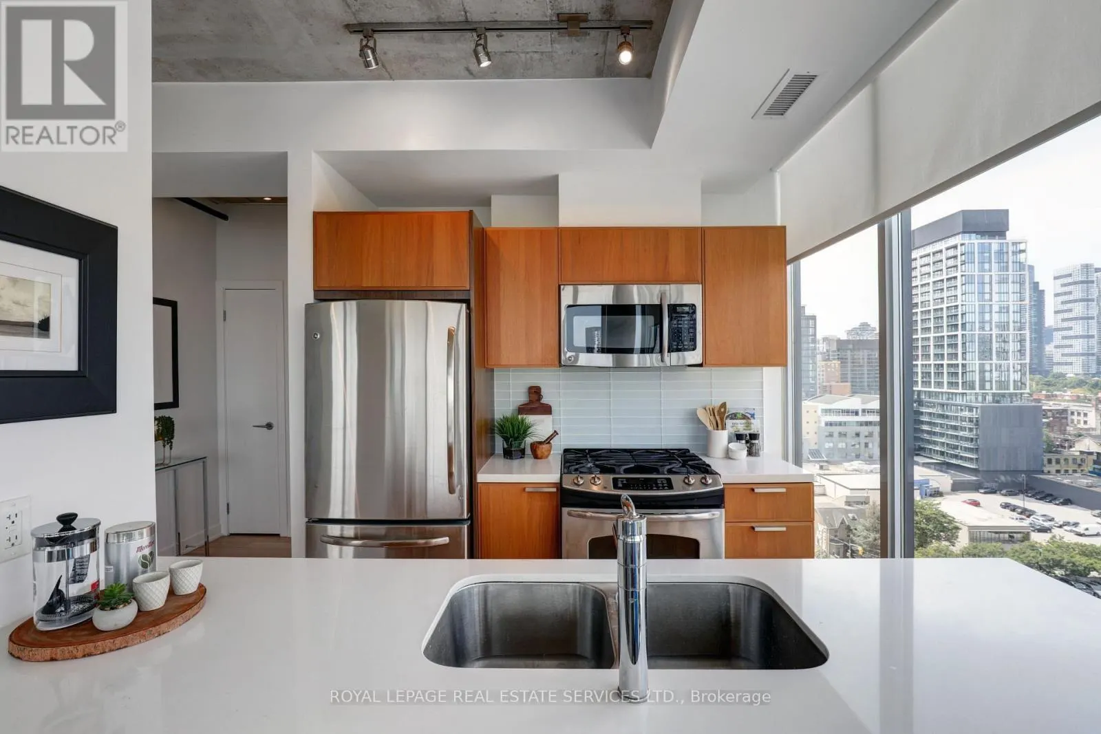 1305 - 318 KING STREET E