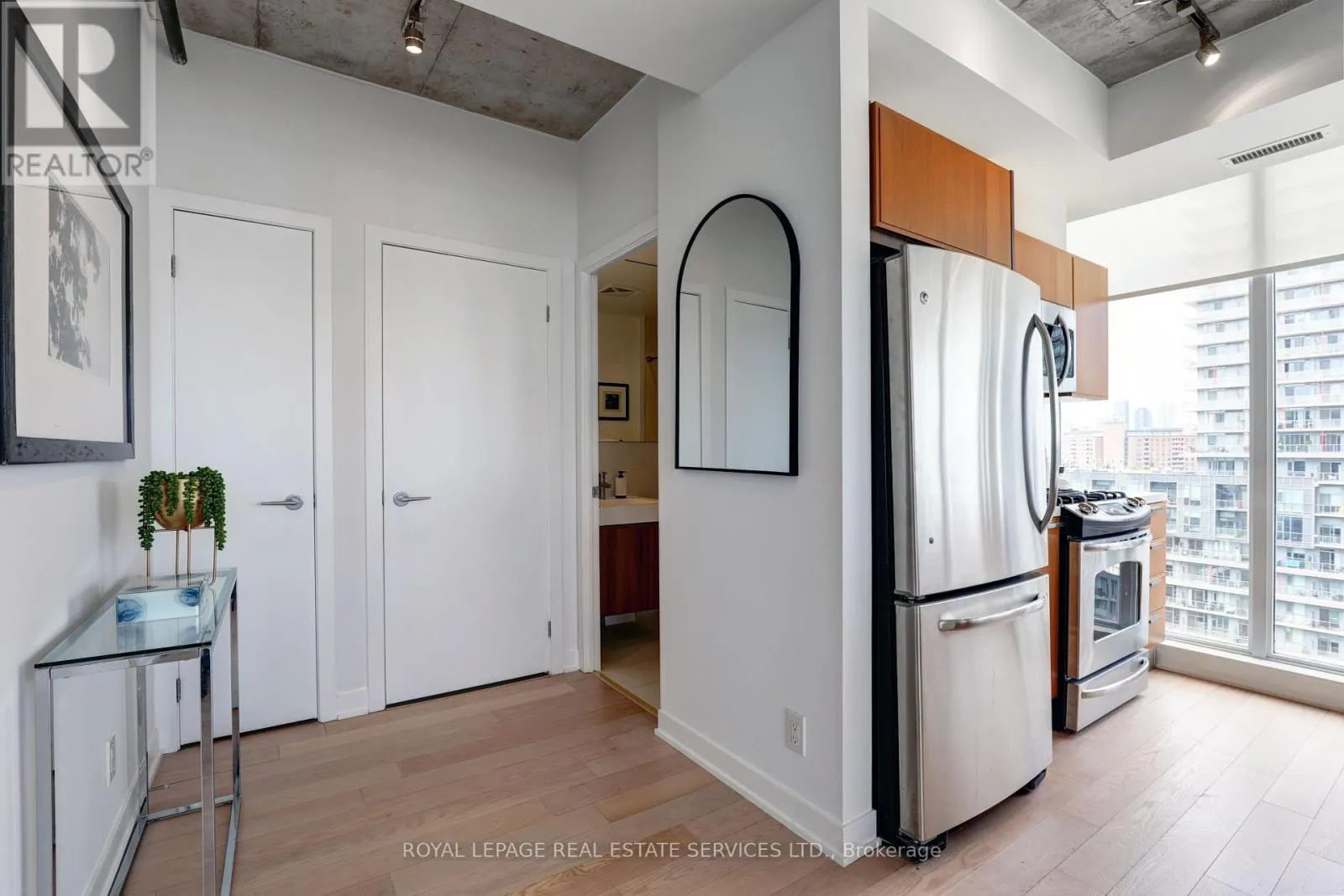 1305 - 318 KING STREET E