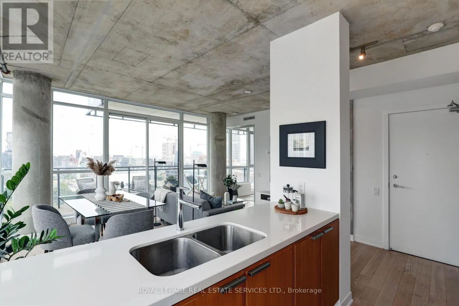 1305 - 318 KING STREET E