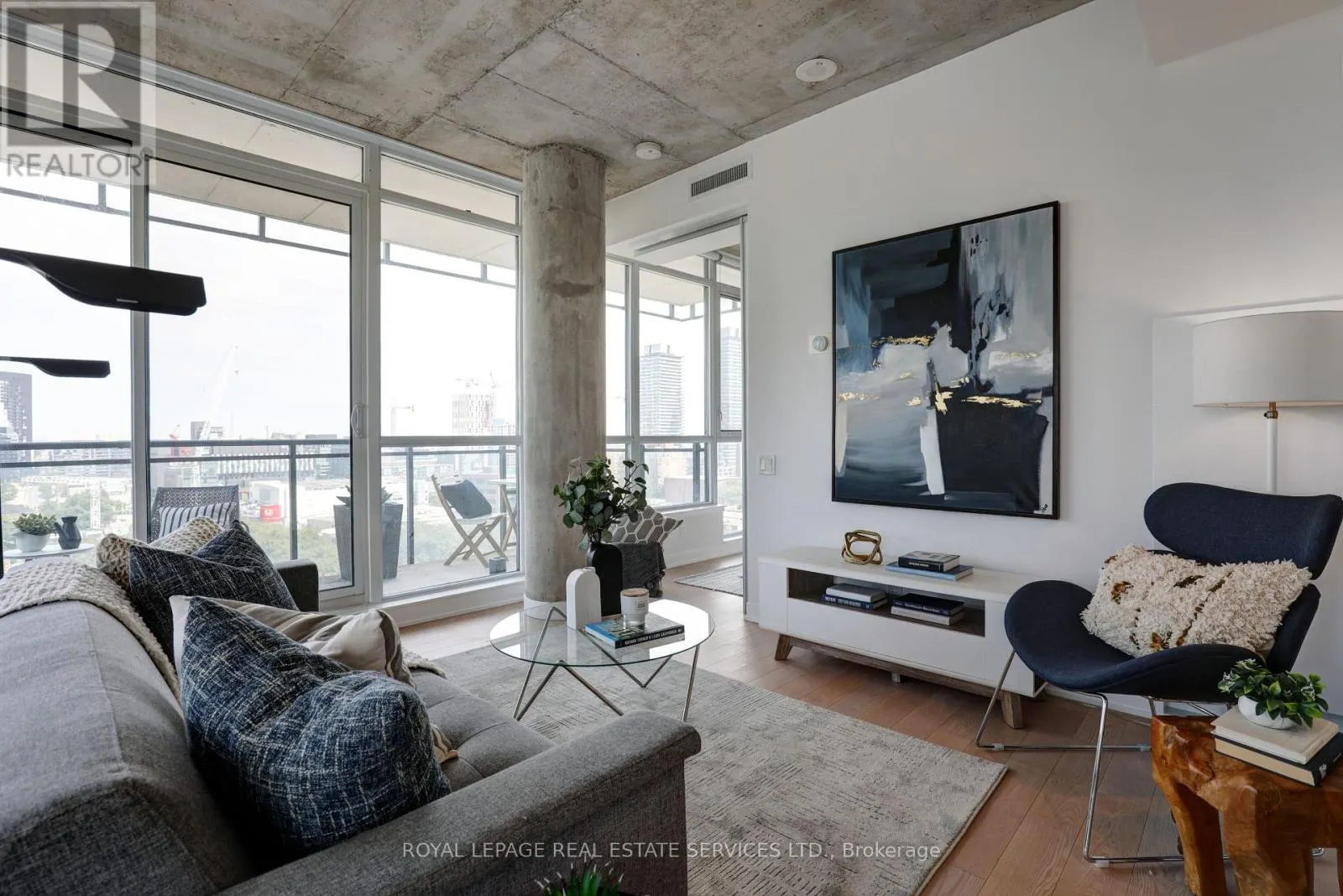 1305 - 318 KING STREET E