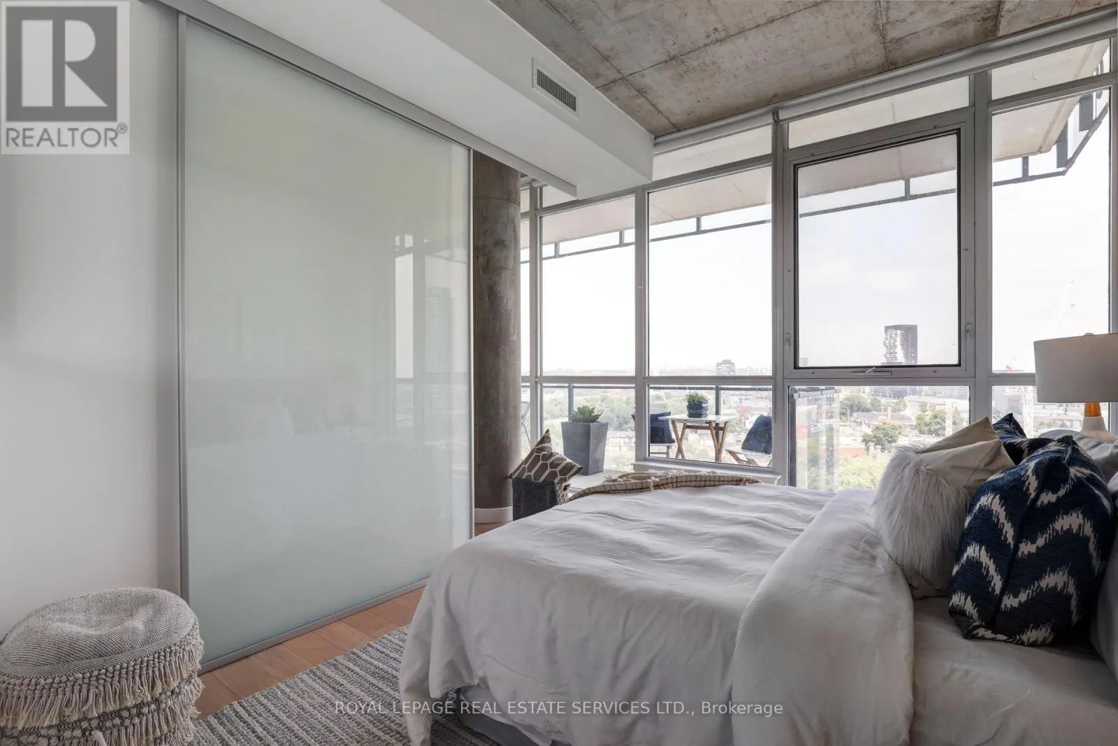 1305 - 318 KING STREET E