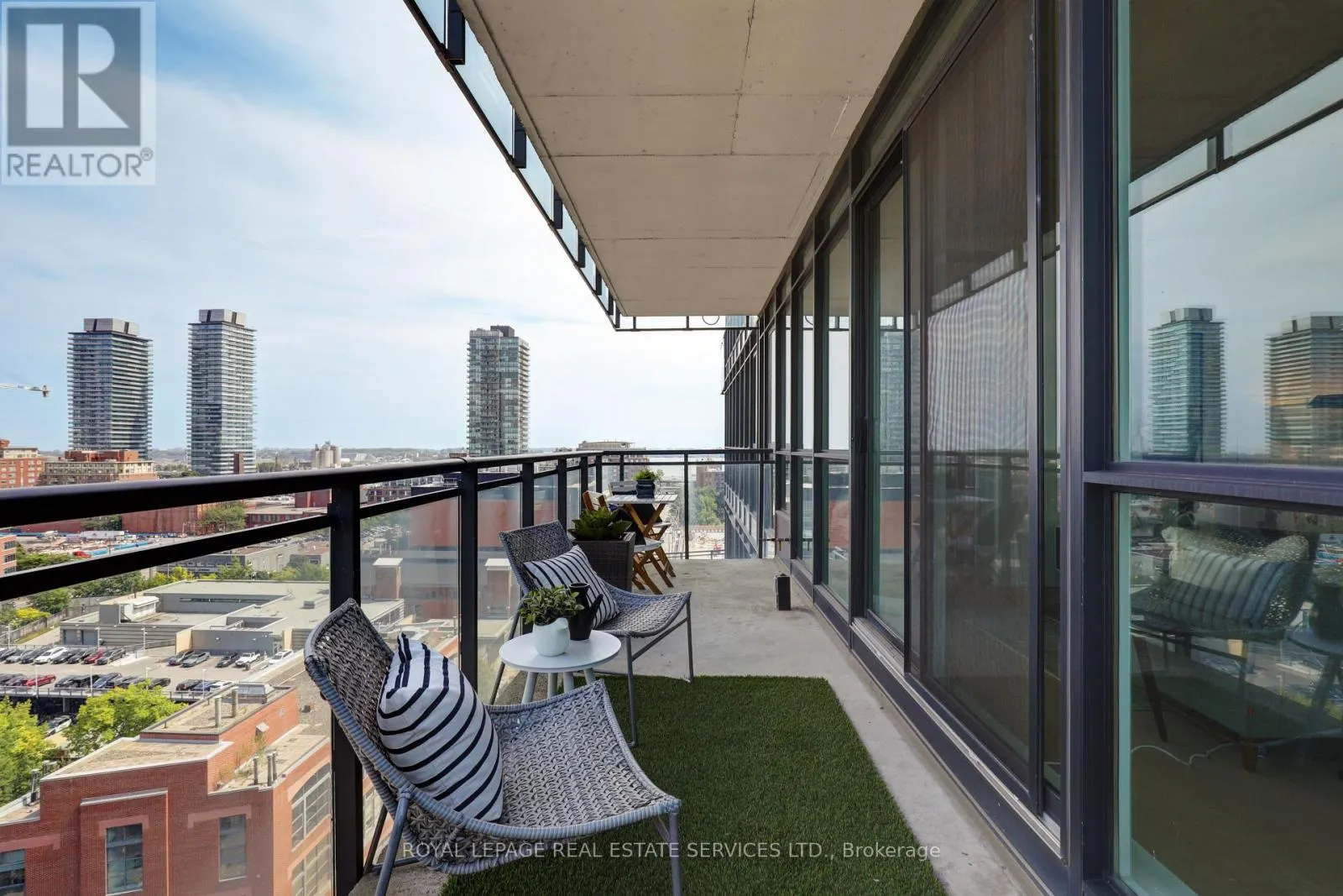 1305 - 318 KING STREET E