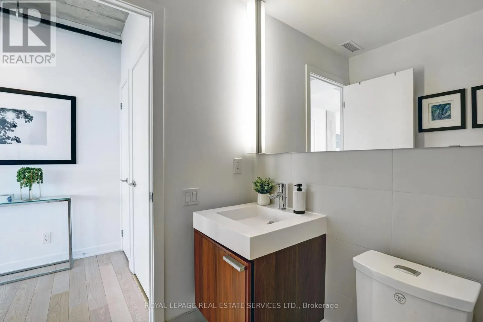 1305 - 318 KING STREET E