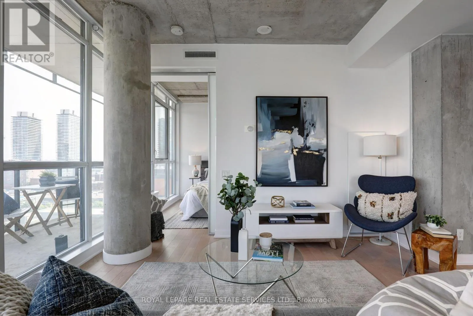 1305 - 318 KING STREET E