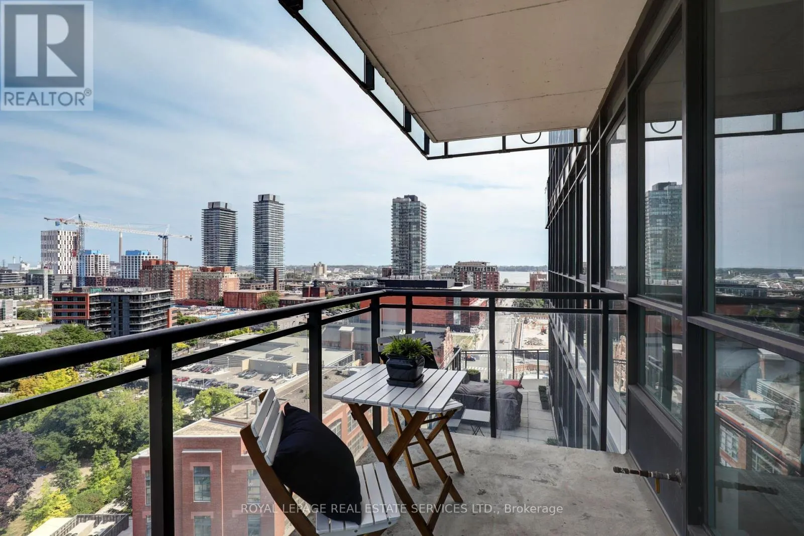 1305 - 318 KING STREET E