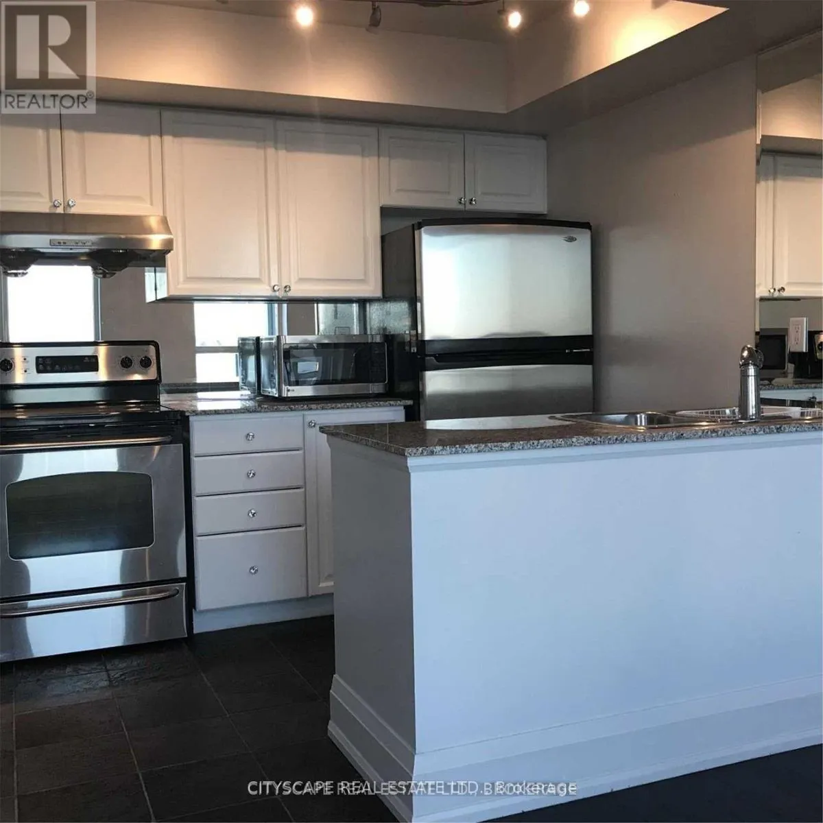 826 - 230 QUEENS QUAY WEST