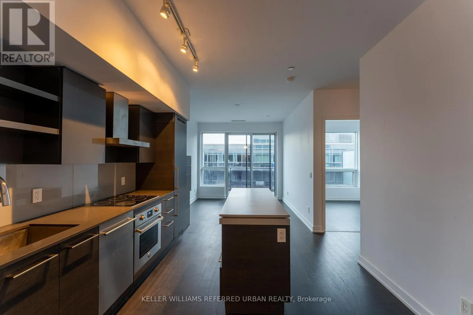 PH17 - 1030 KING STREET W