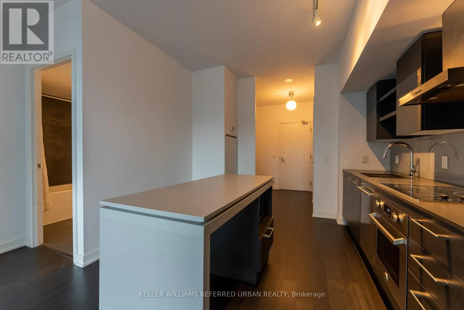 PH17 - 1030 KING STREET W