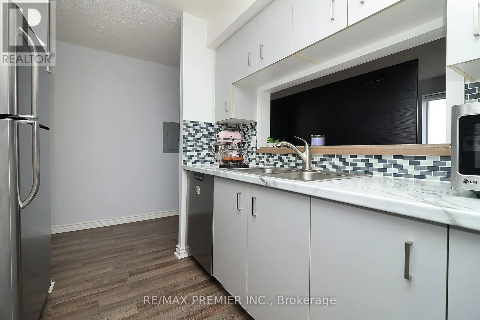 721 - 650 LAWRENCE AVENUE