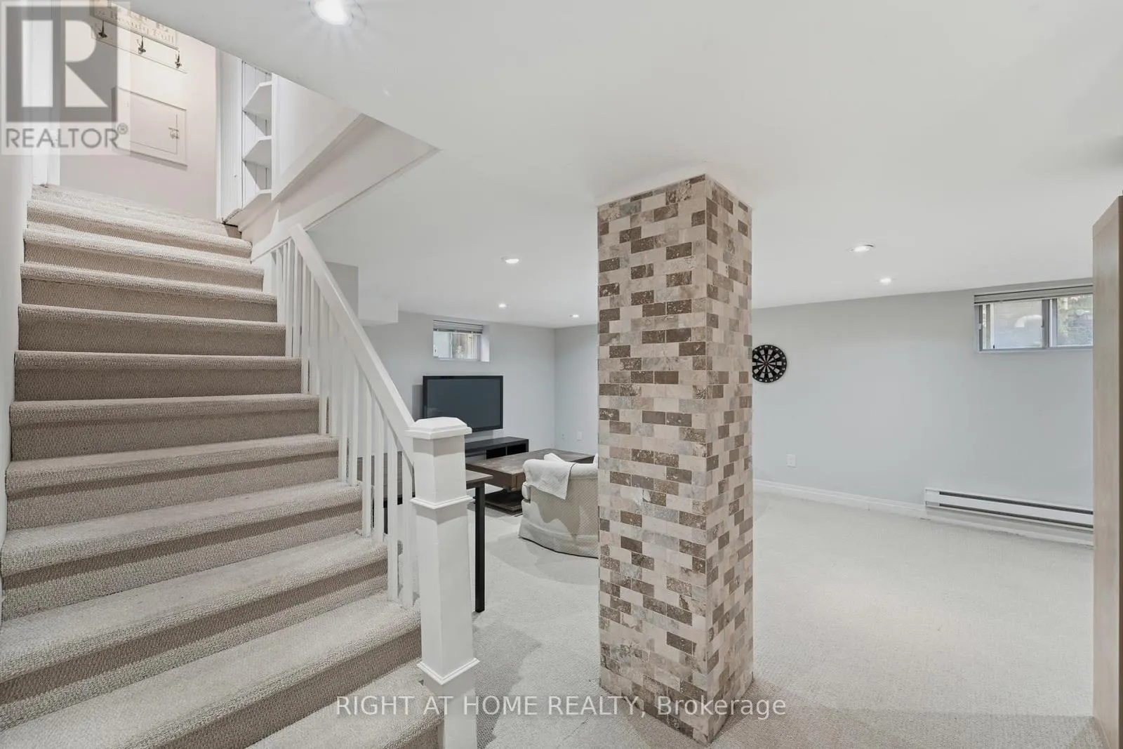 202 DINNICK CRESCENT