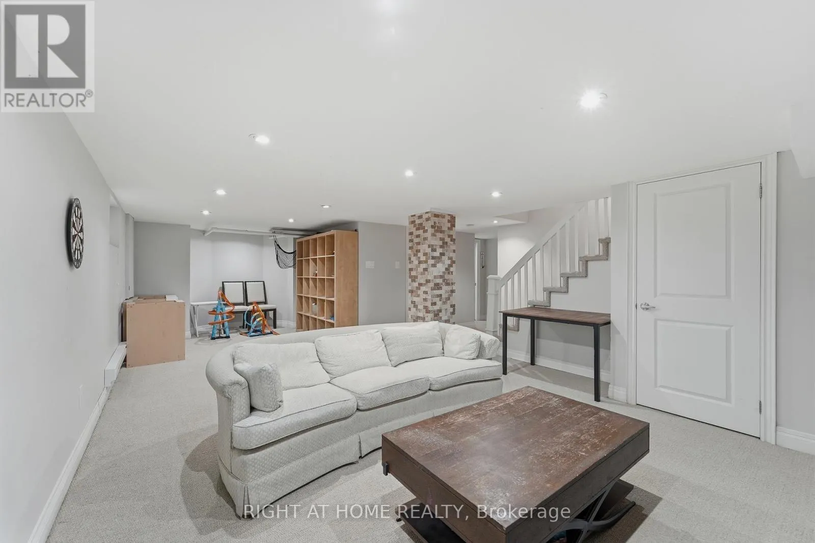 202 DINNICK CRESCENT
