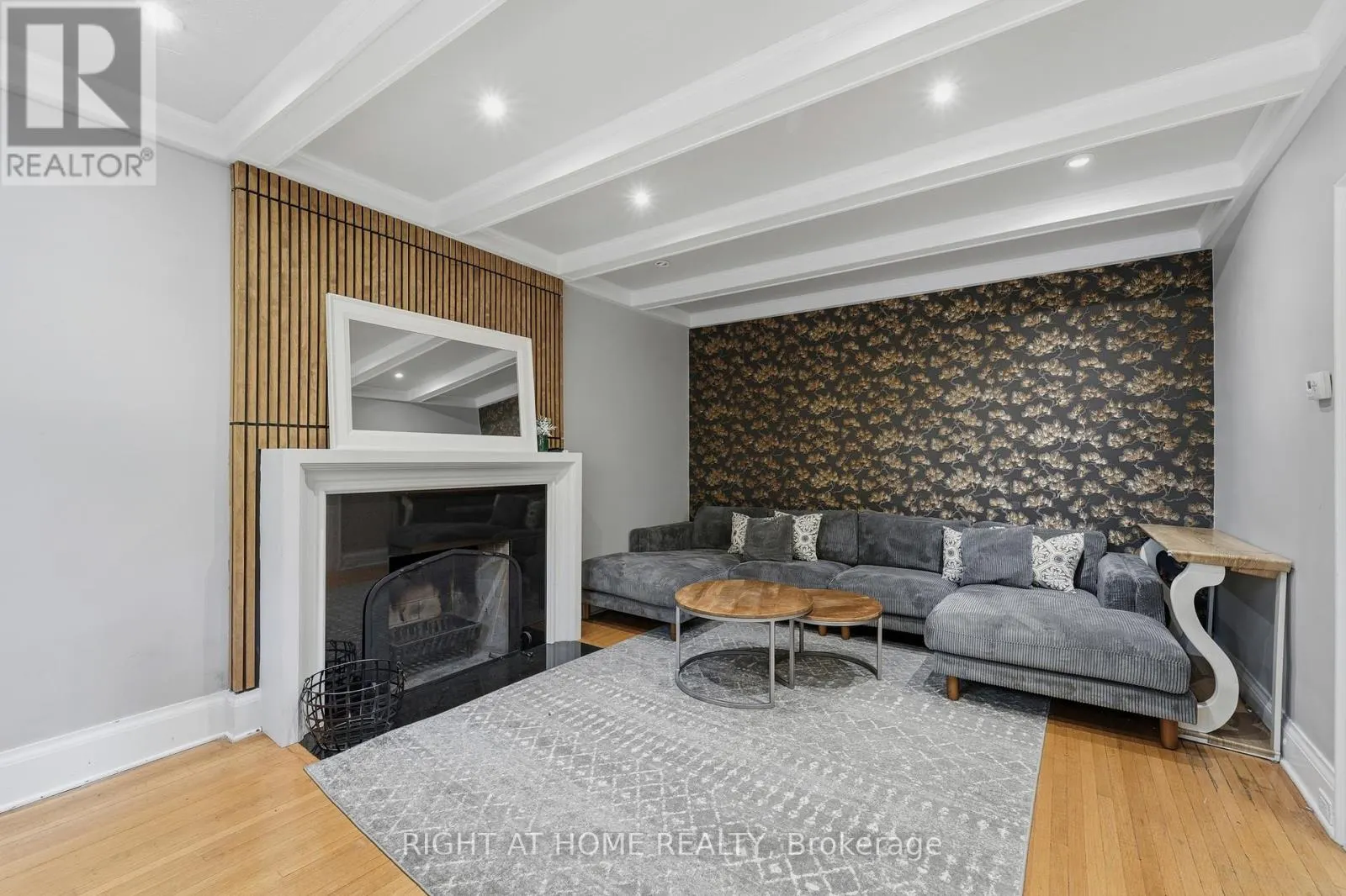 202 DINNICK CRESCENT