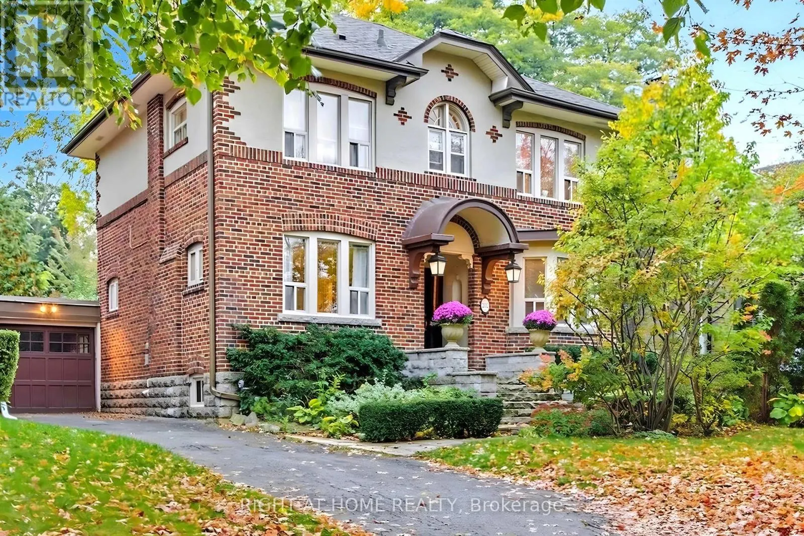 202 DINNICK CRESCENT