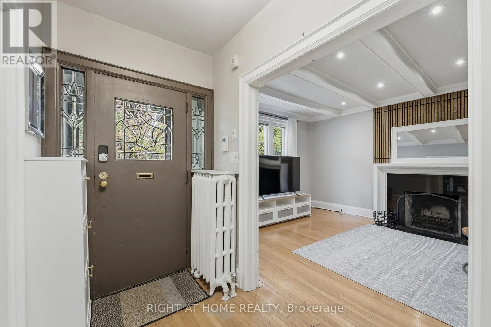202 DINNICK CRESCENT