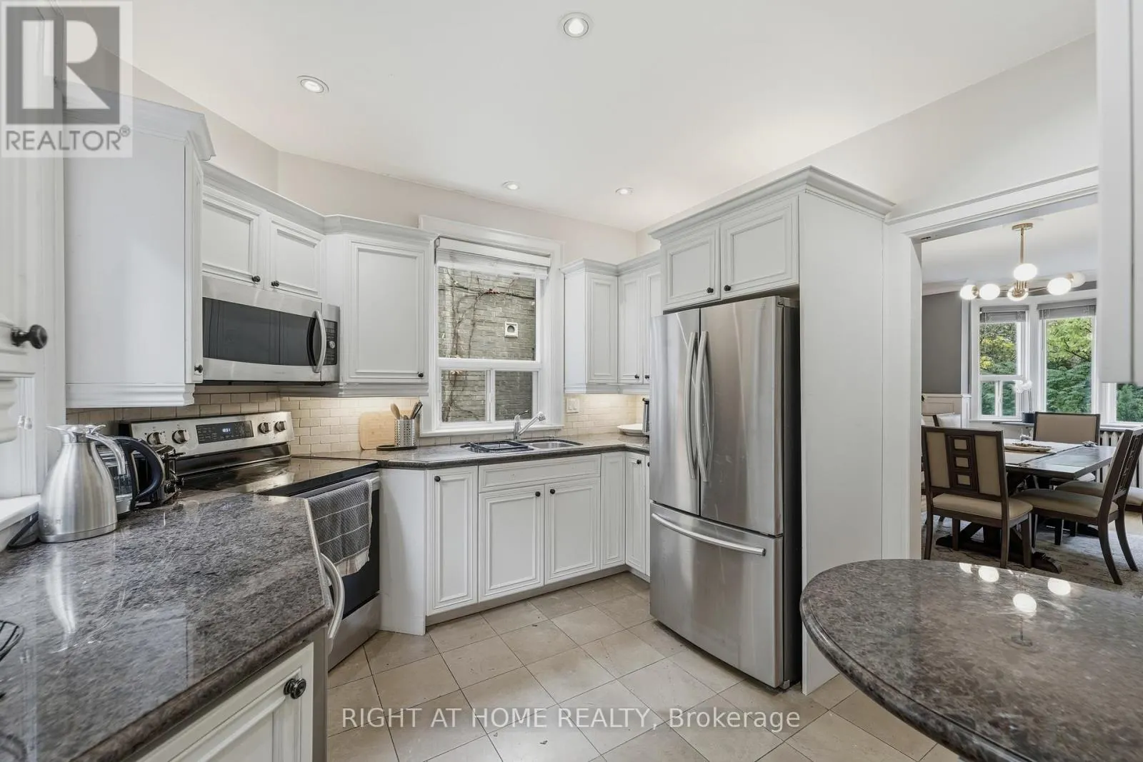 202 DINNICK CRESCENT
