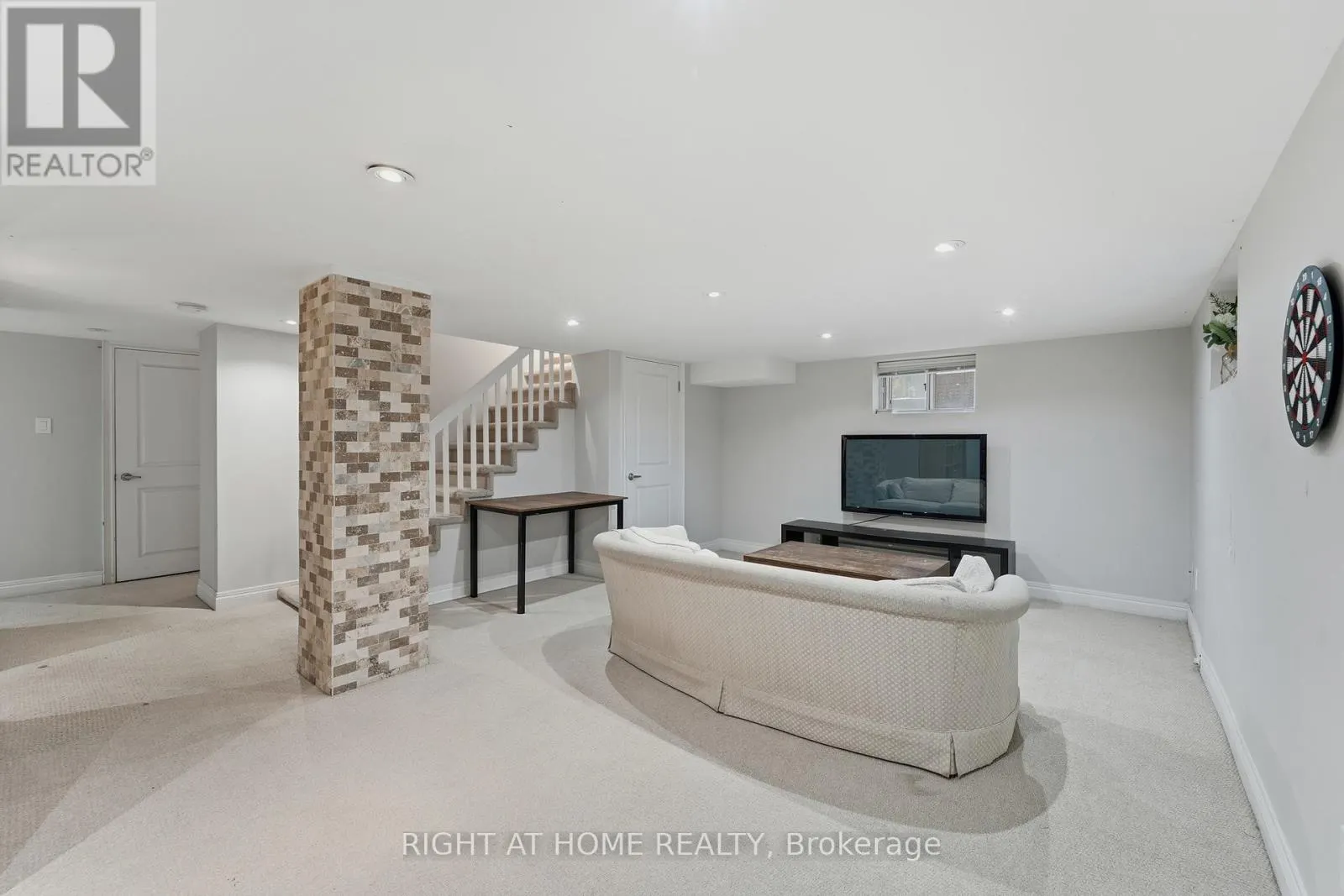 202 DINNICK CRESCENT