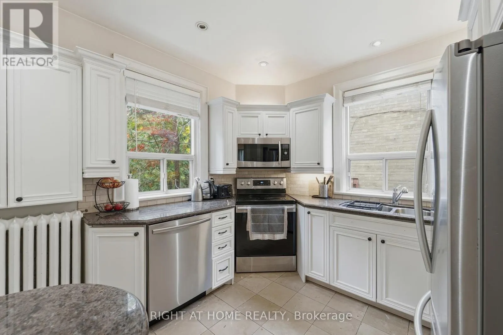 202 DINNICK CRESCENT