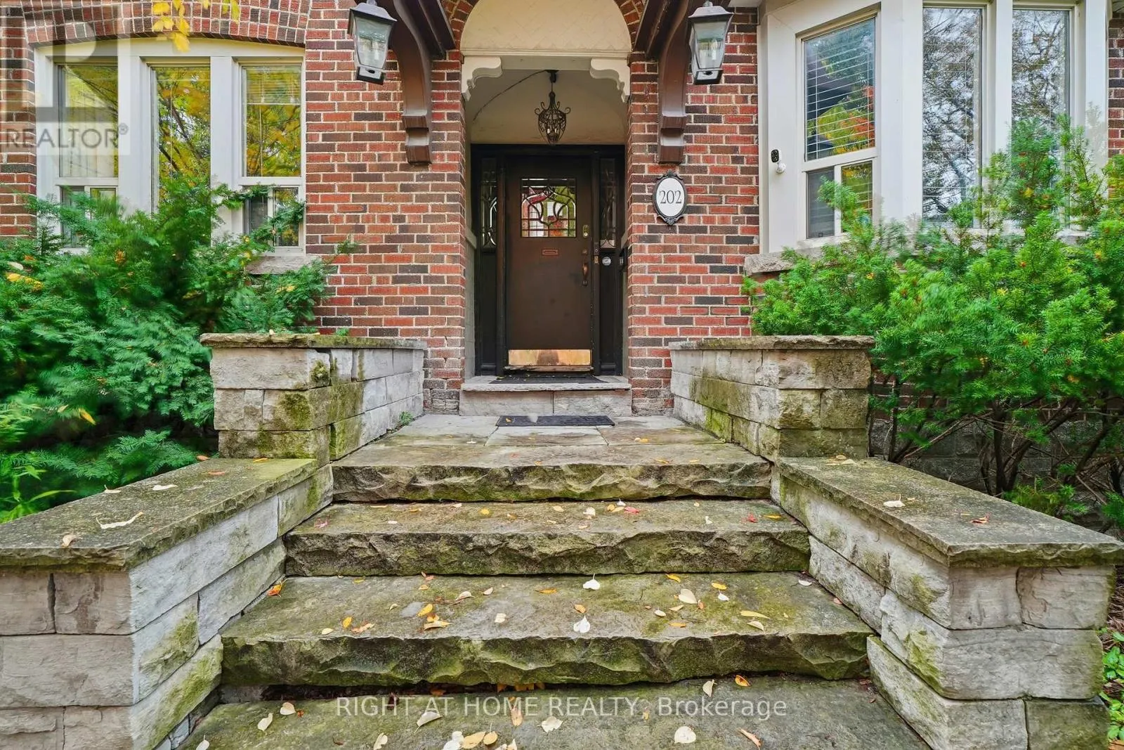 202 DINNICK CRESCENT