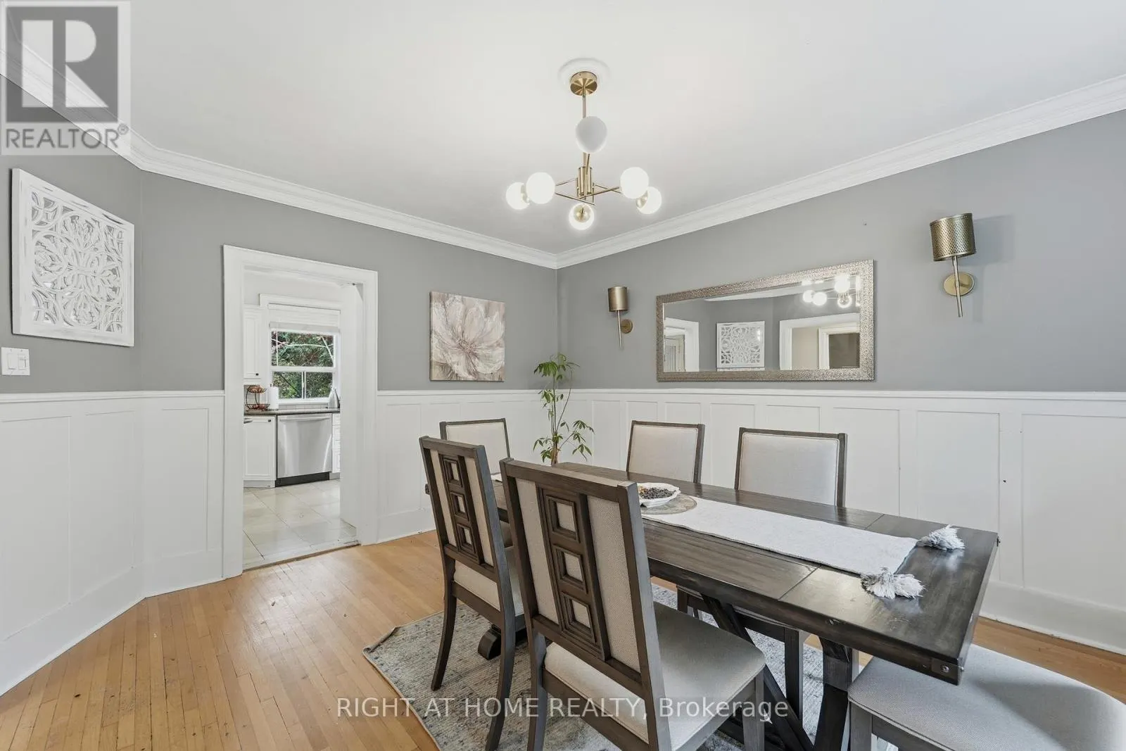 202 DINNICK CRESCENT