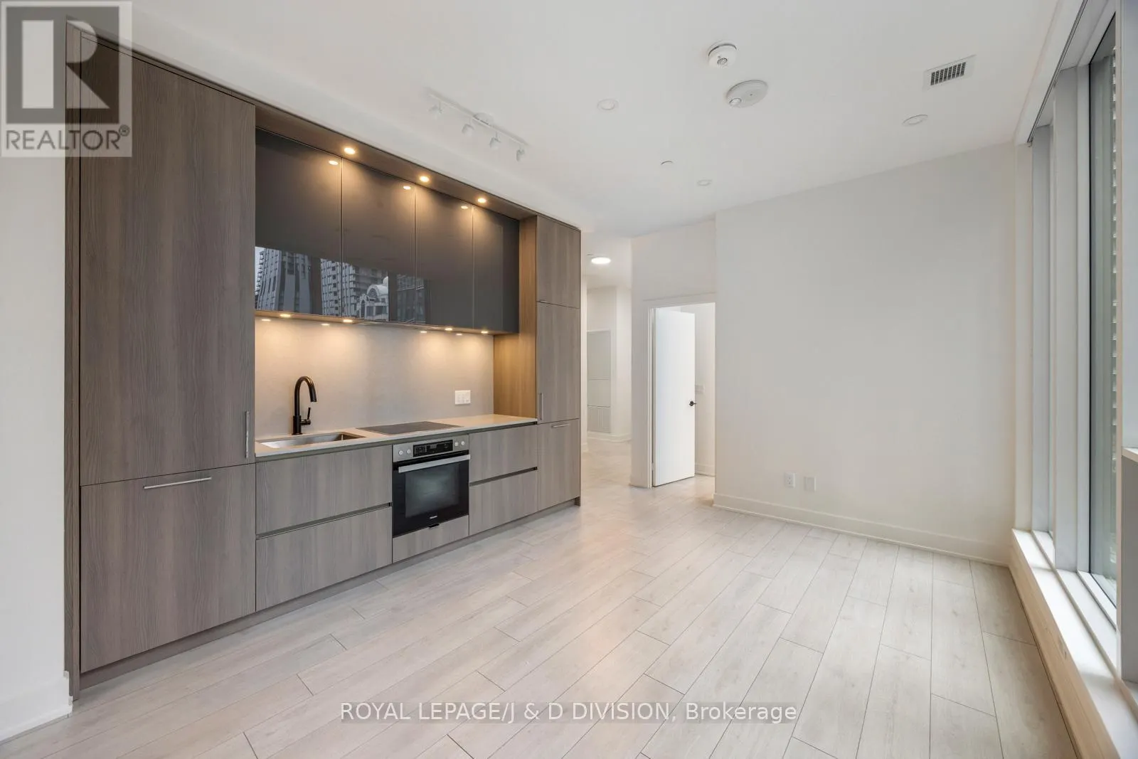1002 - 15 MERCER STREET