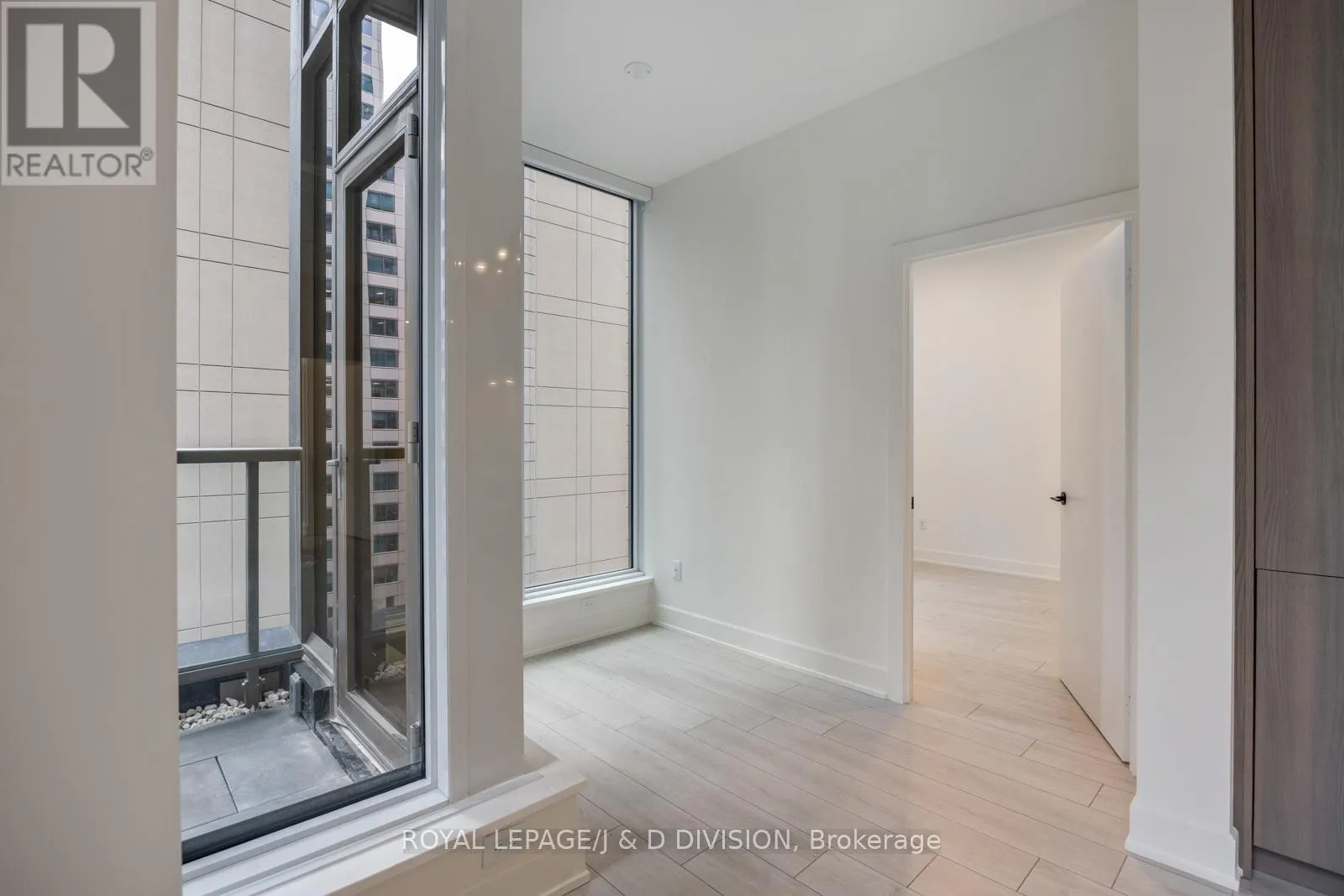 1002 - 15 MERCER STREET