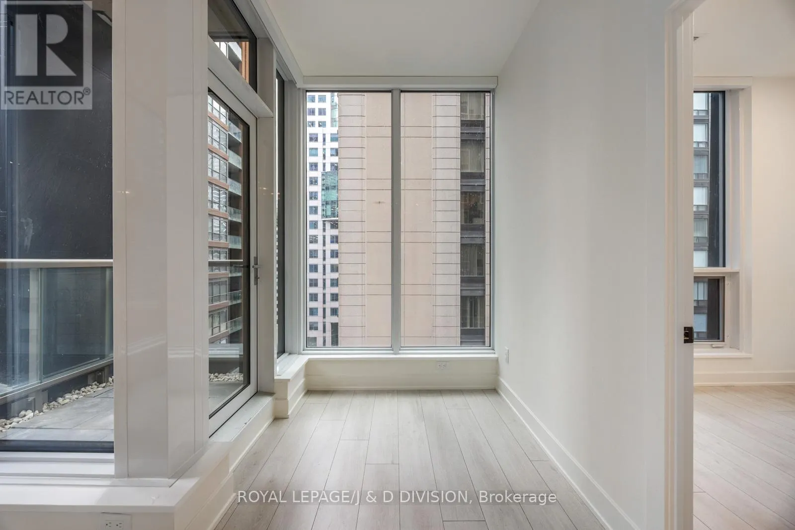 1002 - 15 MERCER STREET