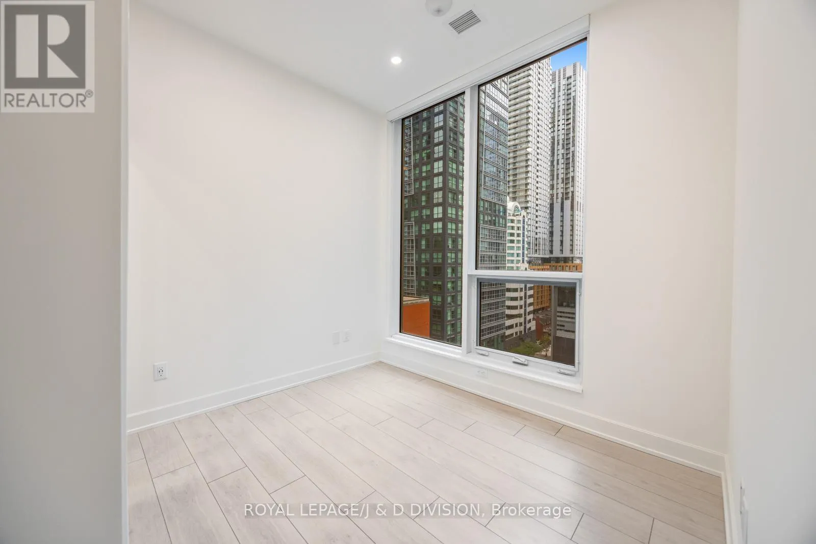 1002 - 15 MERCER STREET