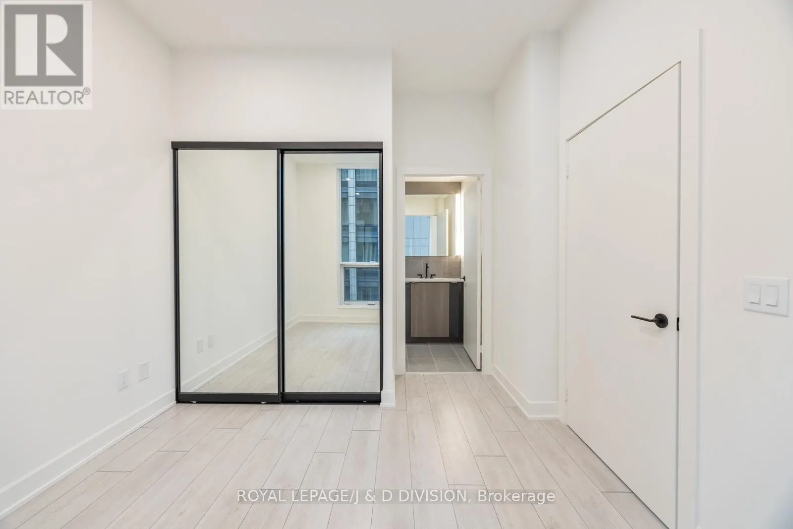 1002 - 15 MERCER STREET