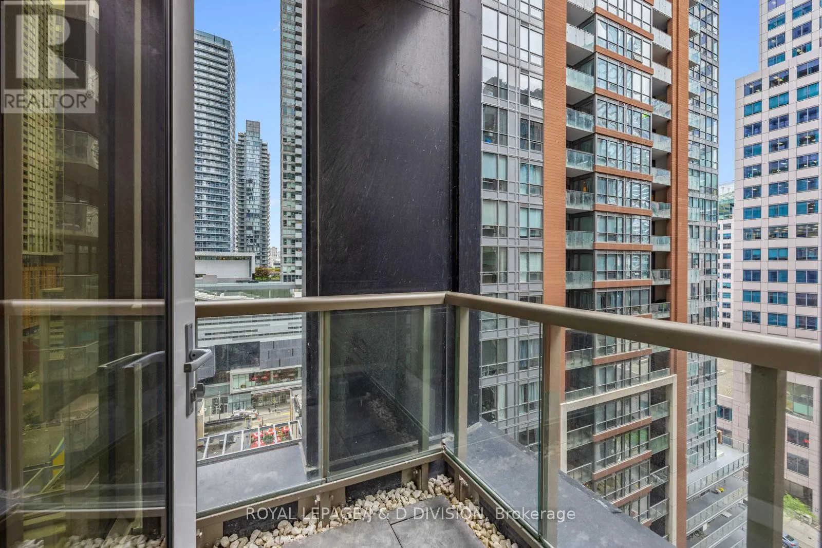 1002 - 15 MERCER STREET
