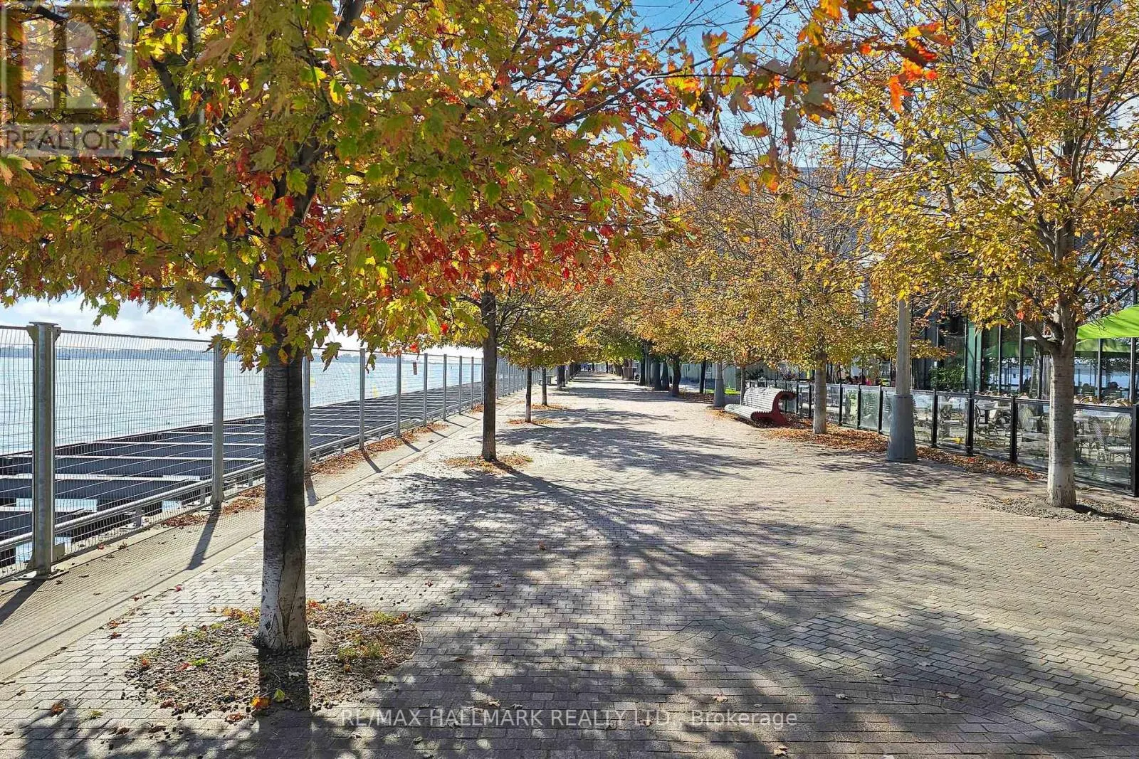 544 - 15 MERCHANTS' WHARF