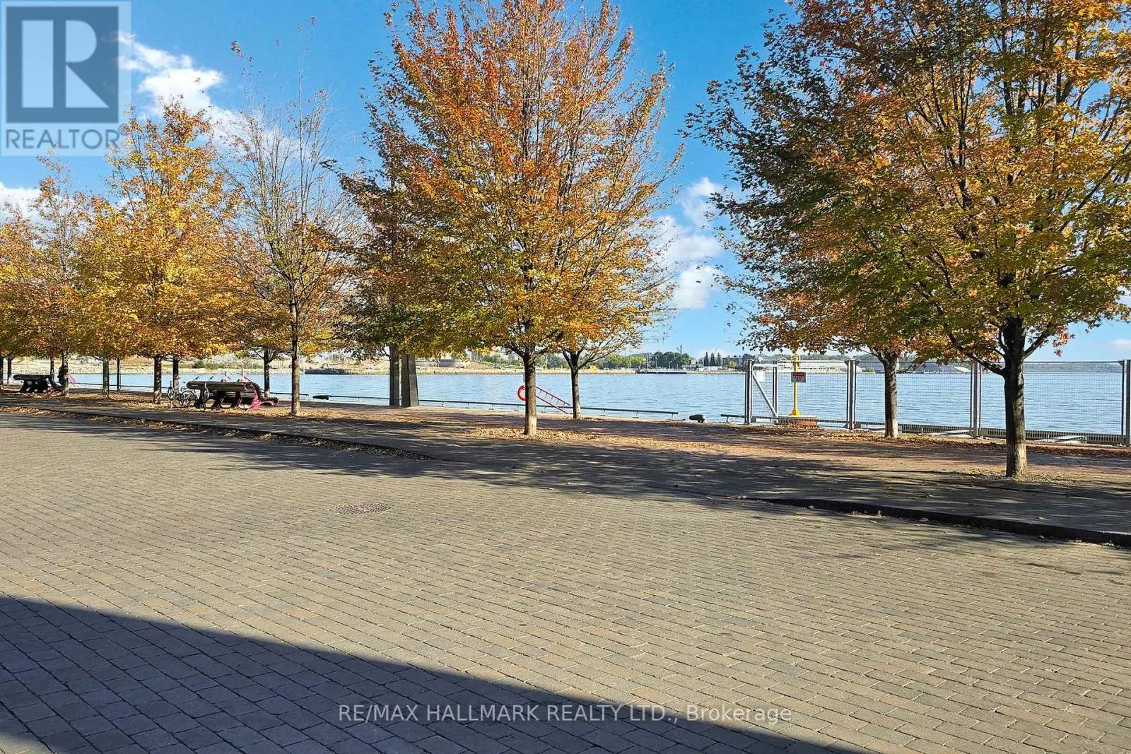 544 - 15 MERCHANTS' WHARF