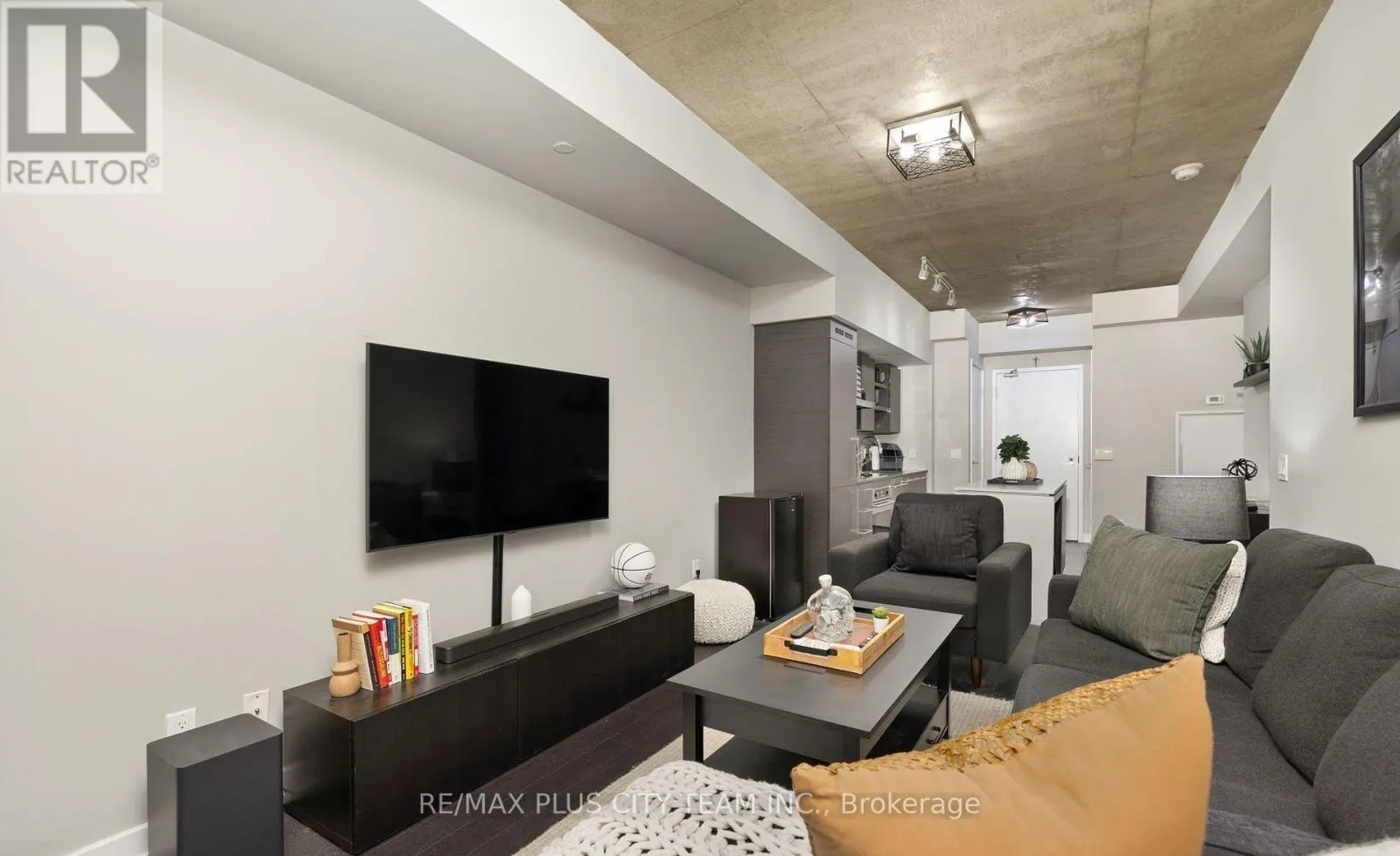 318 - 1030 KING STREET W