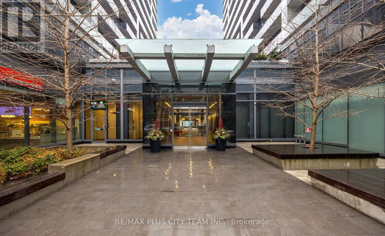 318 - 1030 KING STREET W