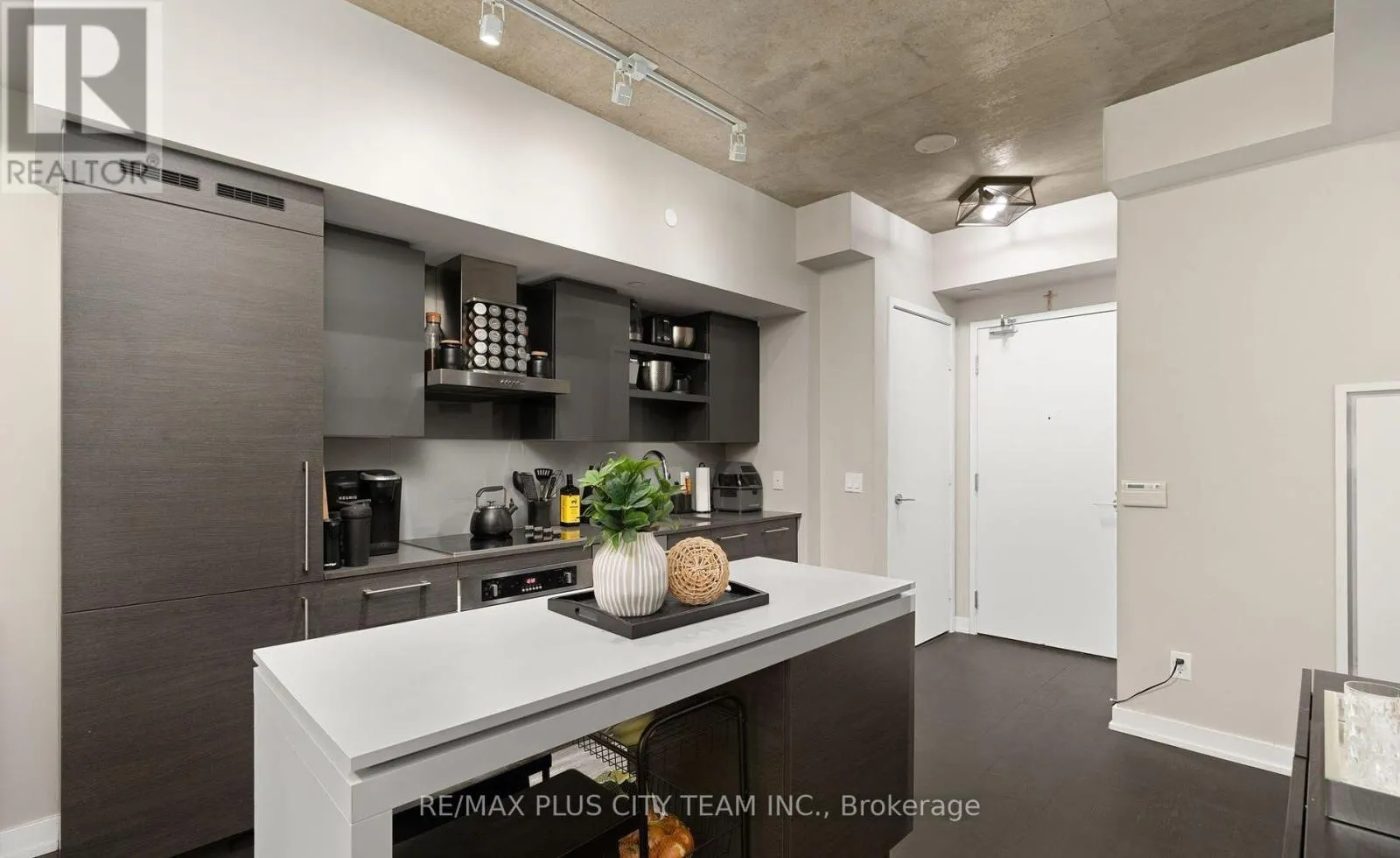 318 - 1030 KING STREET W