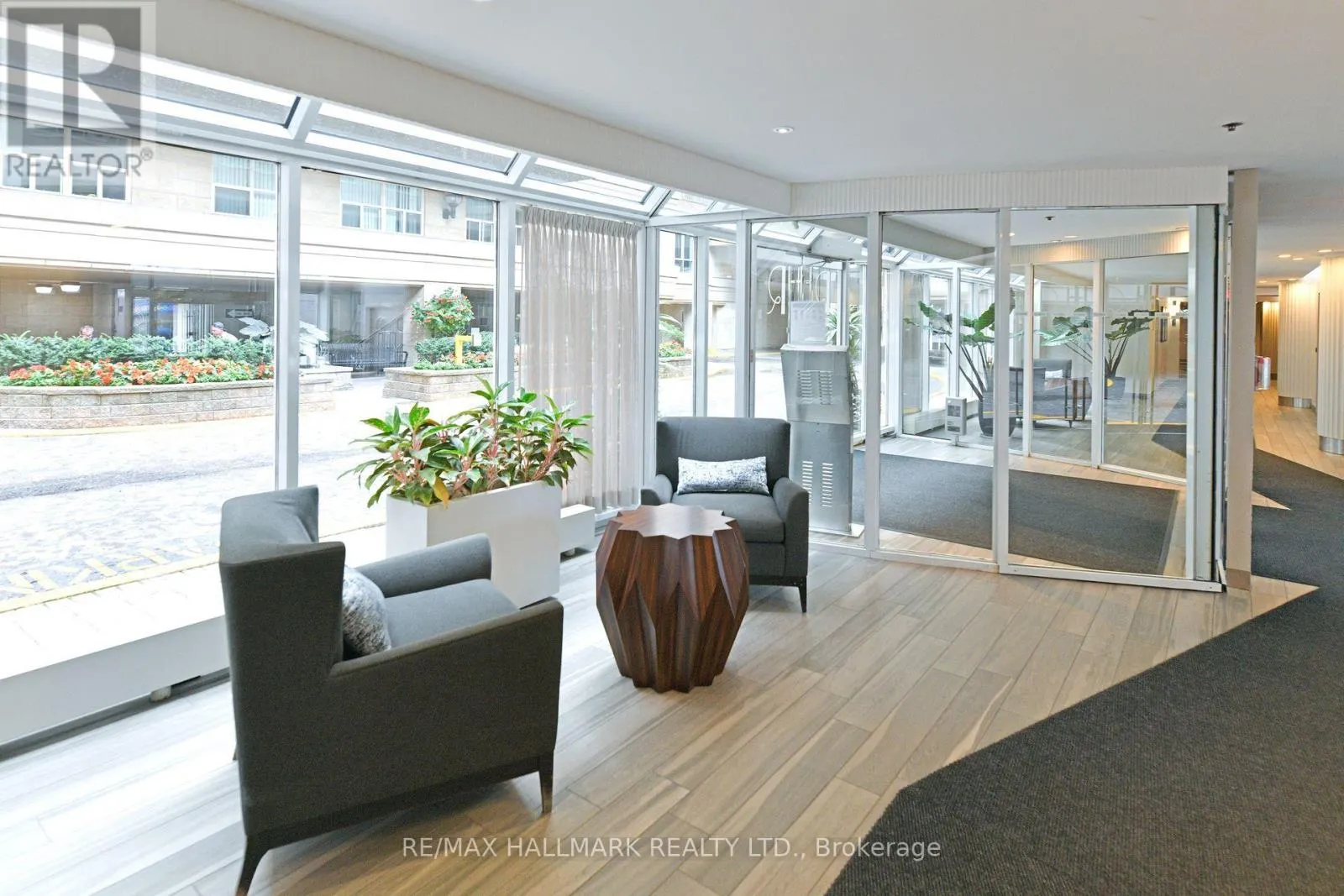 1008 - 323 RICHMOND STREET E