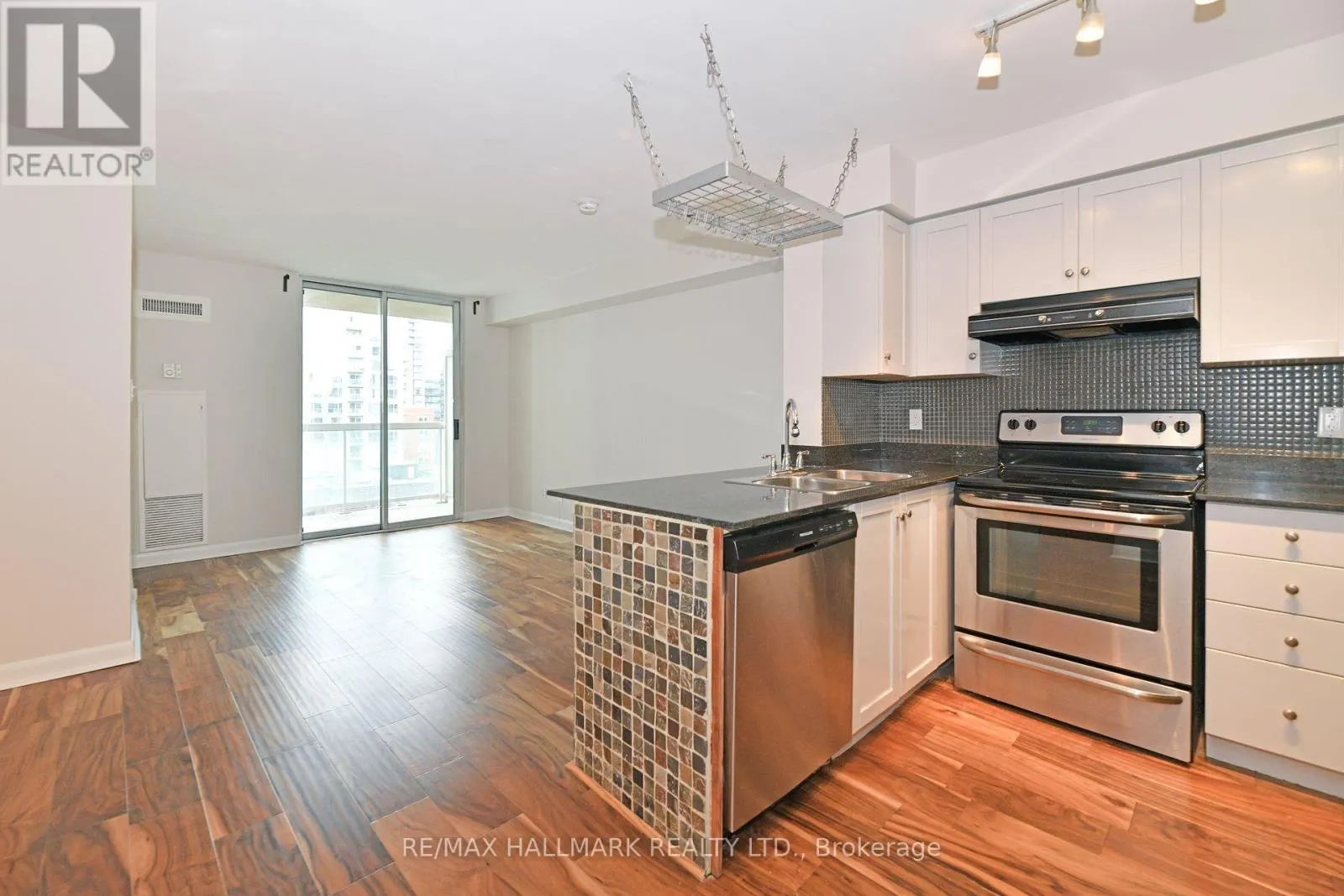 1008 - 323 RICHMOND STREET E