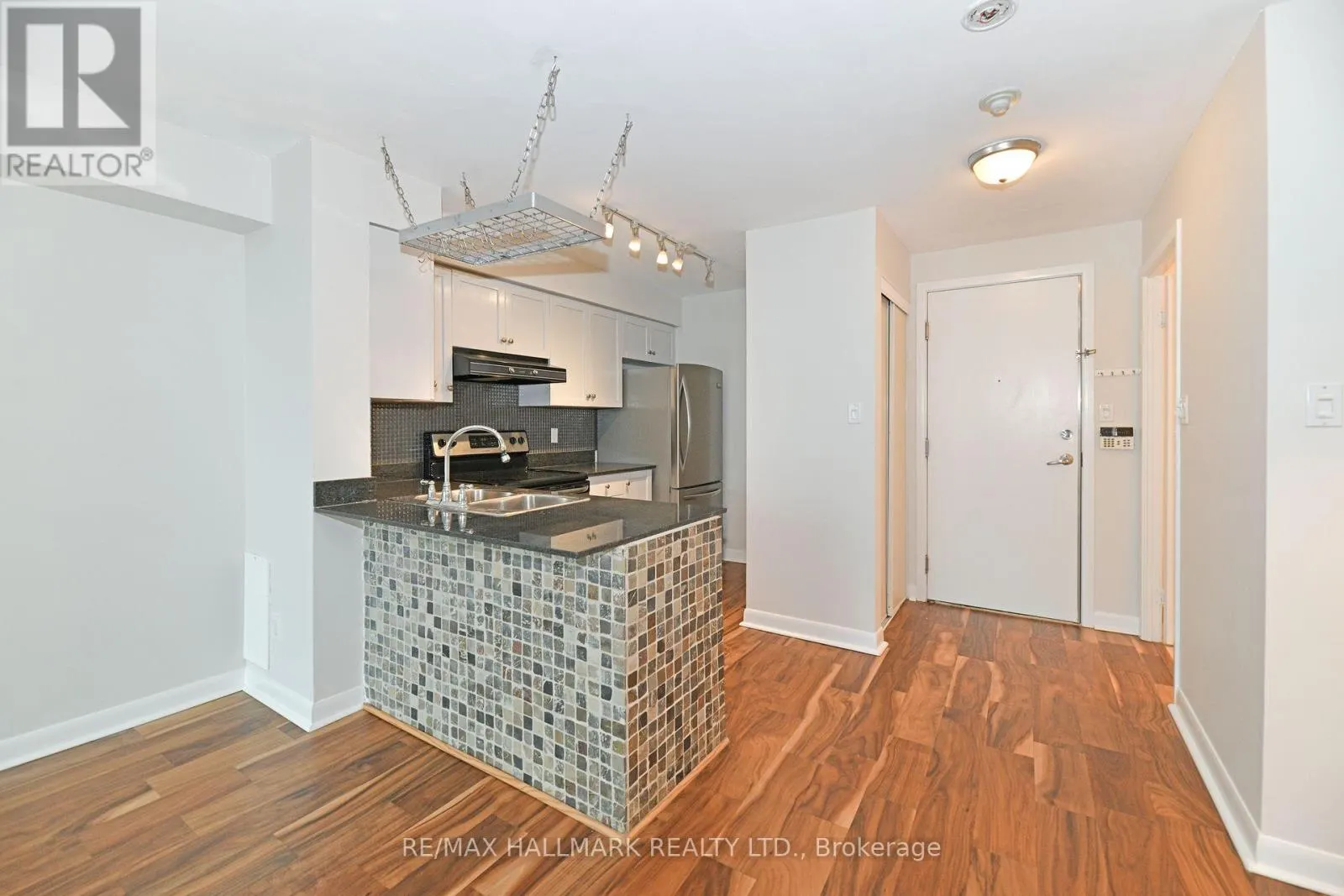 1008 - 323 RICHMOND STREET E