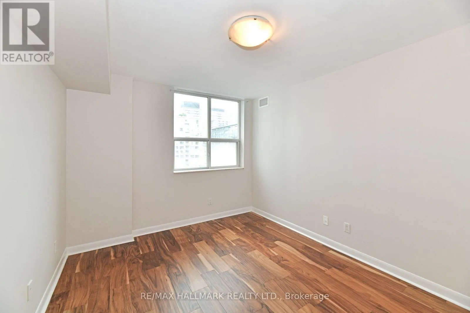 1008 - 323 RICHMOND STREET E