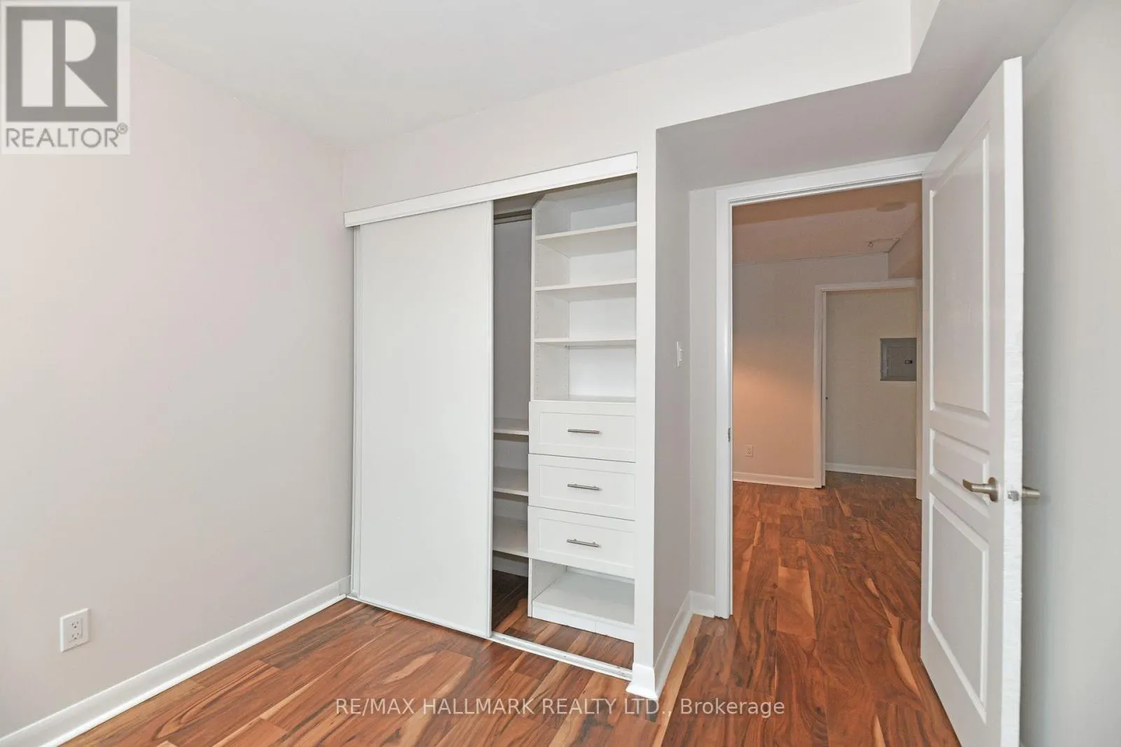 1008 - 323 RICHMOND STREET E