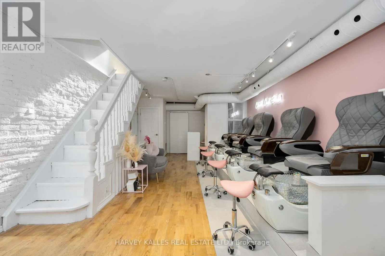 617 KING STREET W