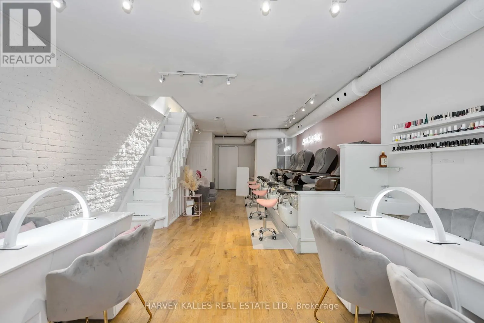 617 KING STREET W